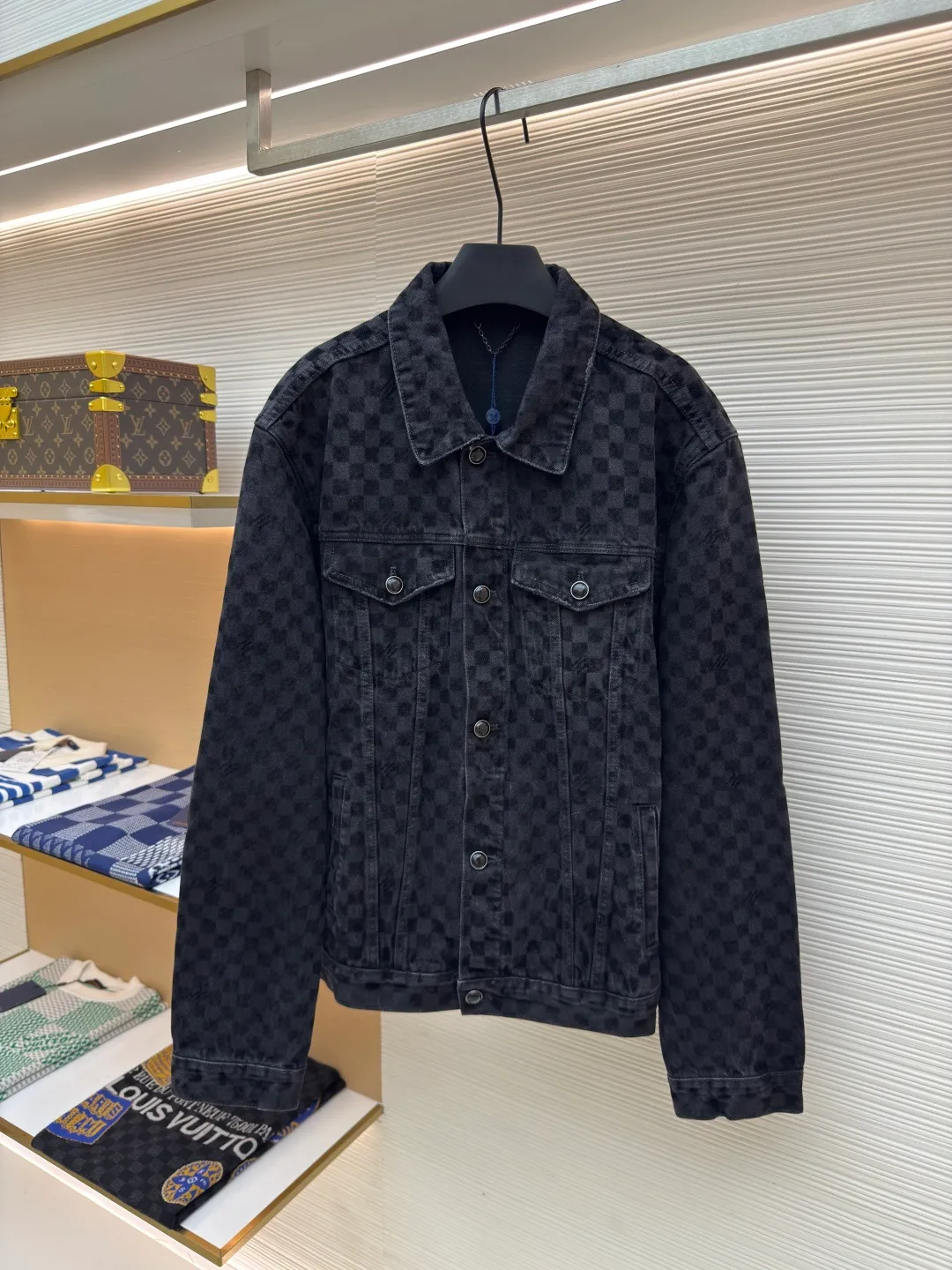 LOUIS VUITTON SS25 plaid gradient flocking denim jacket ●Authentic product: Purchased and developed at 26600 ●Item number: 1680024-C15 ●Fabric: twill cotton denim fabric ●Technology: Washing process ●Version: Fitted version ●Size: 46-48-50-52 ●Weight: about 930g ●Description: Made of 100% pure cotton washed vintage denim. The fabric has been specially treated to present a natural aged effect. The entire trousers are covered with Der check flocking patterns of different shades, subtly integrating the brand's iconic checkerboard elements into the design. The waistband is decorated with pearlescent buttons and metal rivets for decorative details, highlighting exquisite craftsmanship. The classic five-pocket tailoring design not only retains the practical function of traditional denim pants, but also gives it a modern and fashionable silhouette. The overall wiring is straight and delicate, the fabric is comfortable and soft, and the color is consistent without color difference. It can be matched with the same style to create a fashionable look and control various occasions. Customized accessories, complete with three standards, same style for men and women!